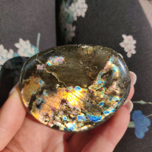 Labradorite Palm Stone (#137) - Simply Affinity